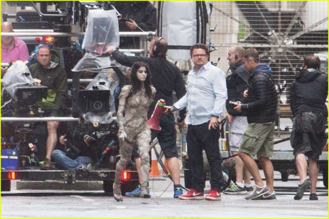 3093015-sofia-boutella-films-the-mummy-in-full-costume-makeup-09.jpg