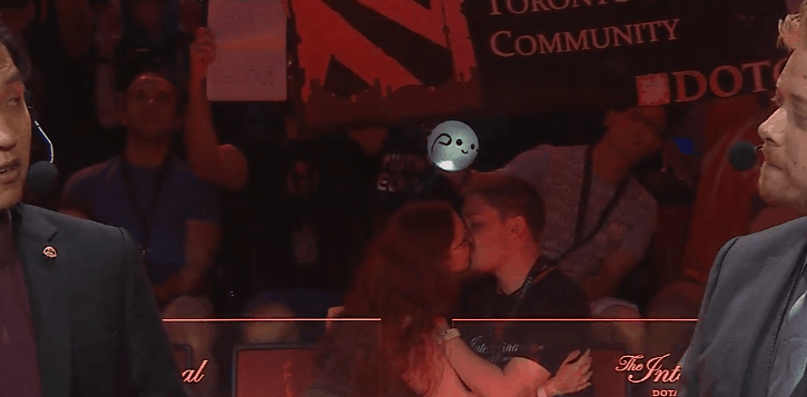 Dota 2 Kiss Cam