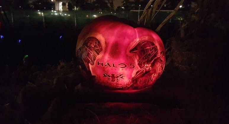 Awesome Halo 5 Halloween Pumpkin Carving Shows Master Chief vs. Locke