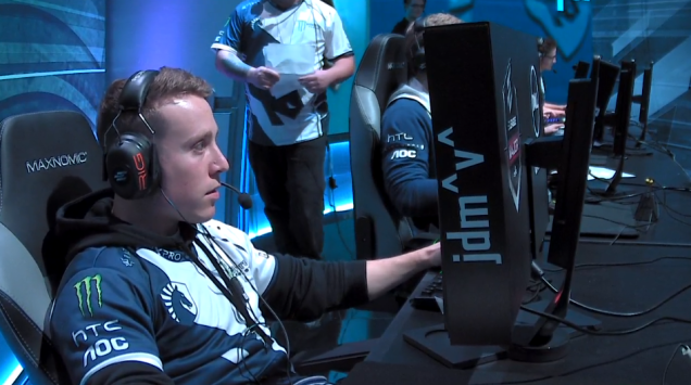 Counter-Strike Pro Wins Epic Shootout Against The Entire Enemy Team 
