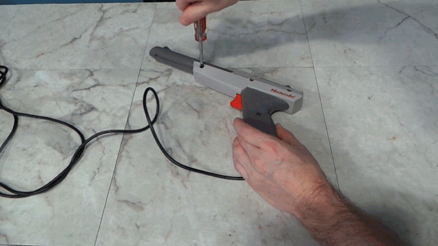 How the Nintendo Zapper Light Gun Actually Works