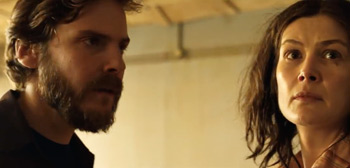 Rosamund Pike & Daniel Brühl in Trailer for Thriller '7 Days In Entebbe'