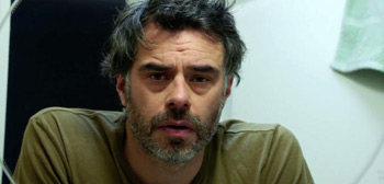 Jemaine Clement & Elliot Gould in Trailer for Comedy Film 'Humor Me'