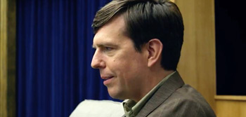 Ed Helms & Amanda Seyfried in First Trailer for Comedy 'The Clapper'